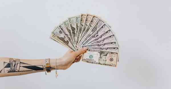 长袍是哪个国家_长袍是哪个国家的服装